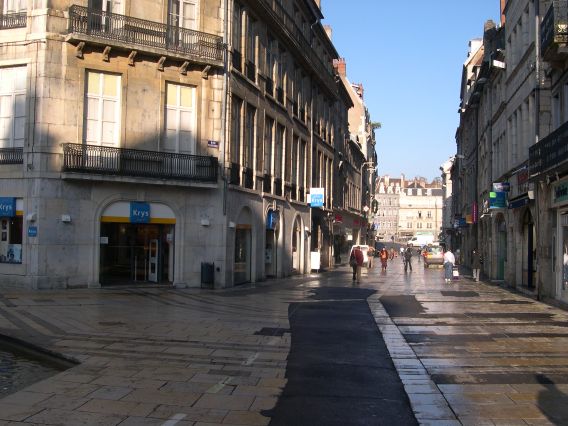  grande rue piétonne, au niveau de la place Pasteur